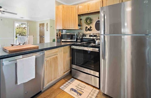 Lodi Cottage | Lakefront &Wine Trails: Little Blue Cottage FLX