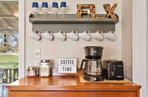 Lodi Cottage | Lakefront &Wine Trails: Little Blue Cottage FLX