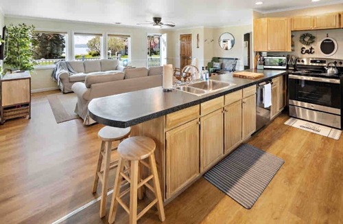 Lodi Cottage | Lakefront &Wine Trails: Little Blue Cottage FLX