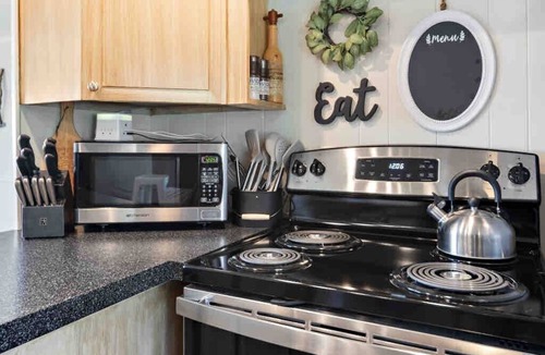 Lodi Cottage | Lakefront &Wine Trails: Little Blue Cottage FLX