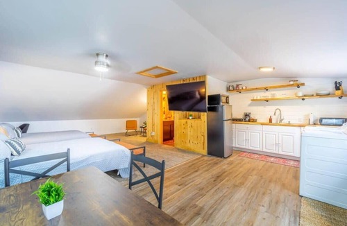 Mayfield Apartment | Lakefront with balcony and beach access