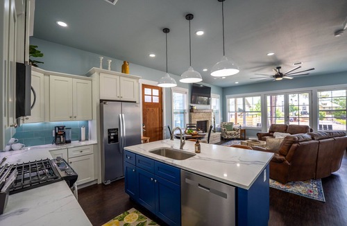 Vinita House | Lakehouse/3 bd/2bath/sleeps 10/neighborhood pool