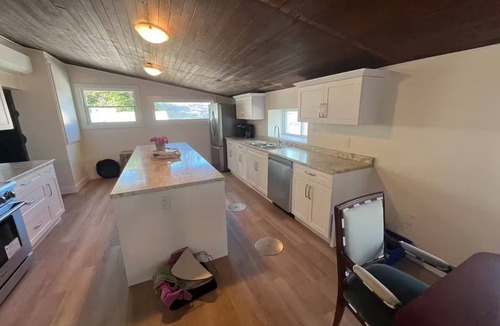 Sherkston Cottage | Lakehouse Chalet by the Beach!