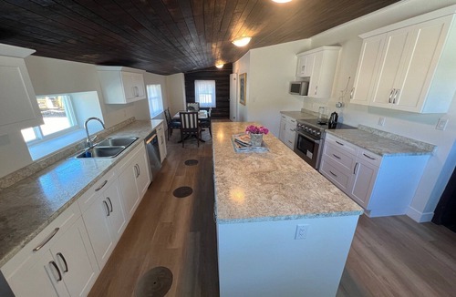 Sherkston Cottage | Lakehouse Chalet by the Beach!