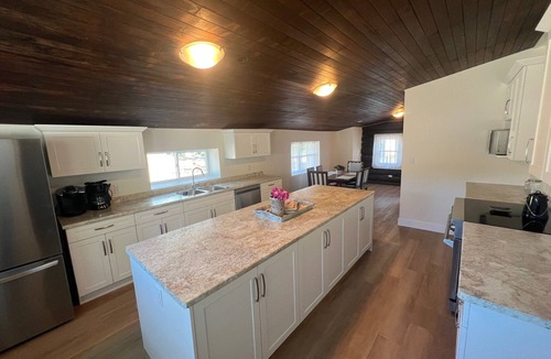 Sherkston Cottage | Lakehouse Chalet by the Beach!