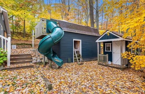 Big Rapids House | Lakehouse, Hot Tub & Pontoon, King Bed