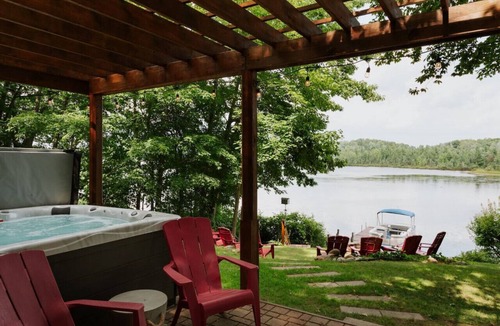 Big Rapids House | Lakehouse, Hot Tub & Pontoon, King Bed