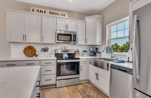 Branson House | Lakehouse Lodge w/Custom Decor & Outdoor Living Area, Hot Tub, Lake Views, Billiards & Free Tickets