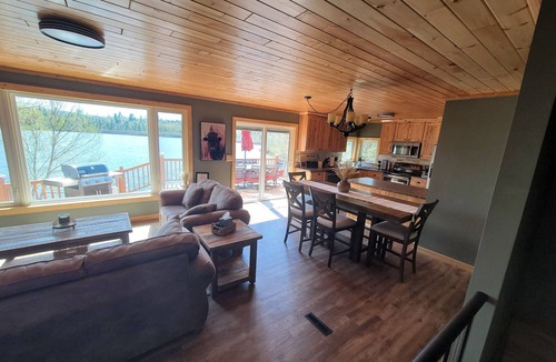 Christmas House | Lakehouse near Pictured Rocks, with Hot Tub, walking distance to Casino & Bars!