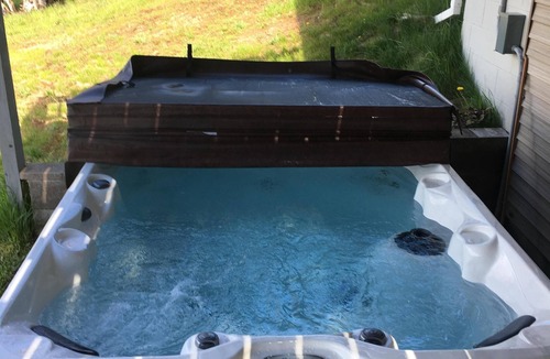 Christmas House | Lakehouse near Pictured Rocks, with Hot Tub, walking distance to Casino & Bars!