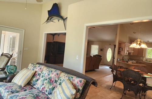 Benton House | Lakehouse on Kentucky Lake-Lakfront/dock/Firepit- firewood. Golfcart available.