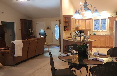 Benton House | Lakehouse on Kentucky Lake-Lakfront/dock/Firepit- firewood. Golfcart available.