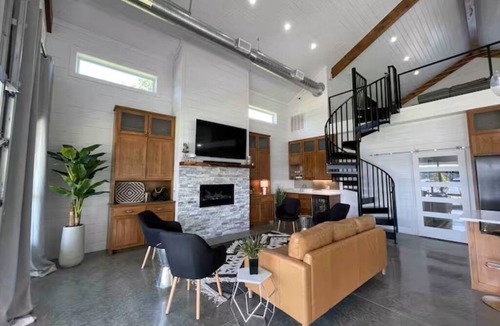 Mount Pleasant House | Lakehouse on Lake Bob Sandlin