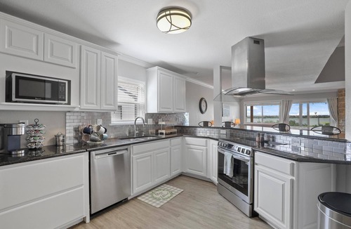 The Colony House | LakeHouse, Private Pool, Hot Tub/Spa, Putting Green, LakeView, Firepit and more!
