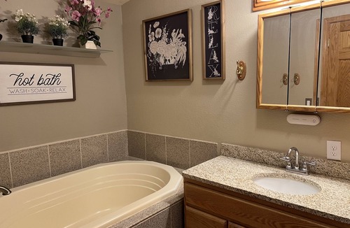 Whitetail House | Lakehouse retreat walking distance to fishing, beach, ice cream and restaurant