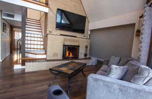 Alvarado House | Lakehouse Retreat with Hot Tub