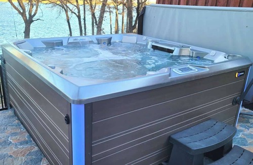 Alvarado House | Lakehouse Retreat with Hot Tub