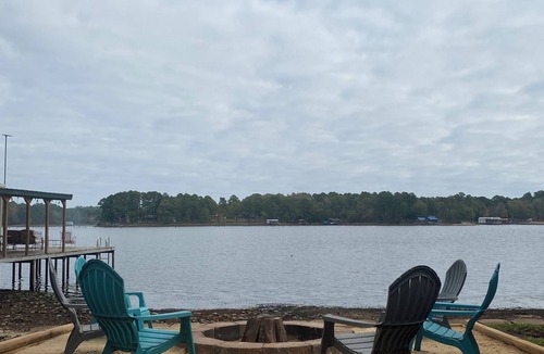 Hawkins Cottage | Lakehouse, Sleeps 6, Private Dock, Infinity Beach Pit, 2 Kayaks!
