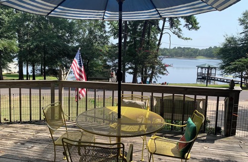 Hawkins Cottage | Lakehouse, Sleeps 6, Private Dock, Infinity Beach Pit, 2 Kayaks!