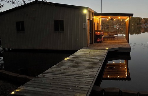 Hawkins Cottage | Lakehouse, Sleeps 6, Private Dock, Infinity Beach Pit, 2 Kayaks!