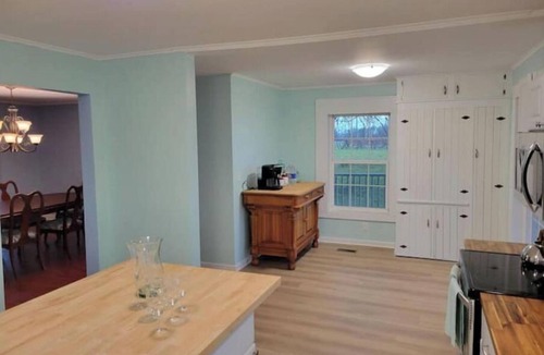 Ripley House | Lakehouse Vineyard on Lake Erie!