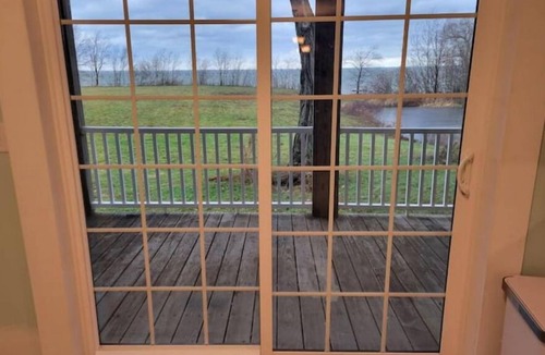Ripley House | Lakehouse Vineyard on Lake Erie!