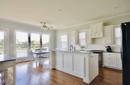 El Lago House | Lakehouse with Hot Tub and Beautiful Water Views!