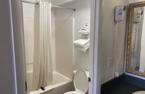 Westlake Corner Hotel | Lakeinn
