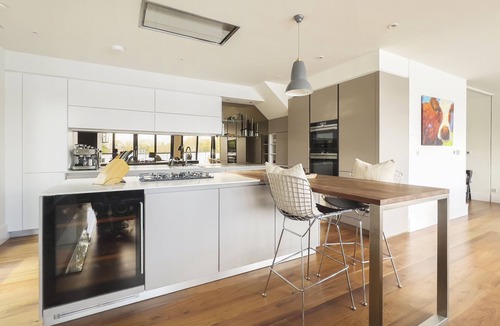 Lechlade House | Lakes by Yoo, shared indoor pool, Wifi, 8 adults +2 kids (1 up to 5yrs) +infants