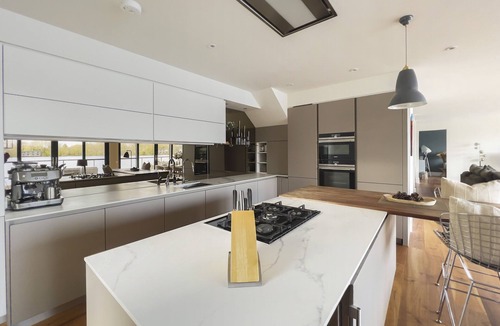 Lechlade House | Lakes by Yoo, shared indoor pool, Wifi, 8 adults +2 kids (1 up to 5yrs) +infants