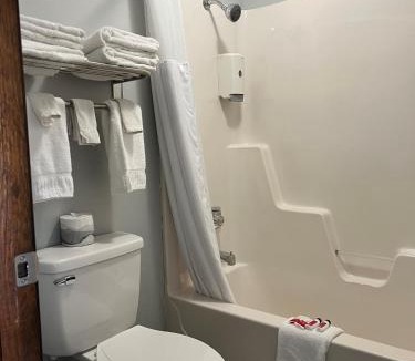 Warsaw Hotel | Lakes Inn