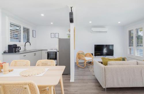 Kingfisher Shores House | Lakeshore Cottage - Boho Chic with Poolside Deck