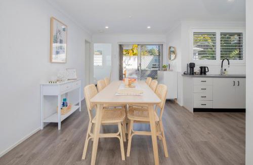 Kingfisher Shores House | Lakeshore Cottage - Boho Chic with Poolside Deck