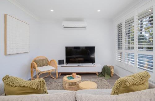 Kingfisher Shores House | Lakeshore Cottage - Boho Chic with Poolside Deck