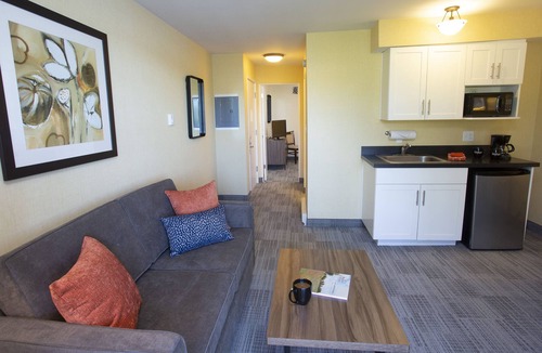 Foothills Hotel | Lakeshore Inn