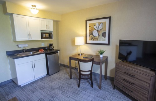 Foothills Hotel | Lakeshore Inn