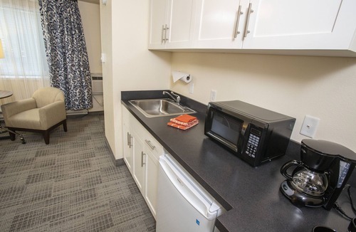 Foothills Hotel | Lakeshore Inn