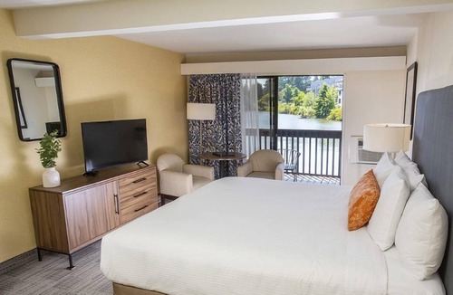 Foothills Hotel | Lakeshore Inn