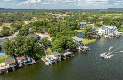 Kingsland House | Lakeshore Landing with Concierge Services