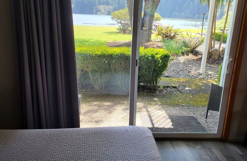 Lakeside Hotel | Lakeshore Lodge