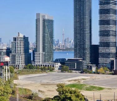 Humber Bay Apartment | Lakeshore Loft with waterviews 10 mins to BMO field