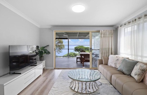 Toukley House | Lakeshore Retreat