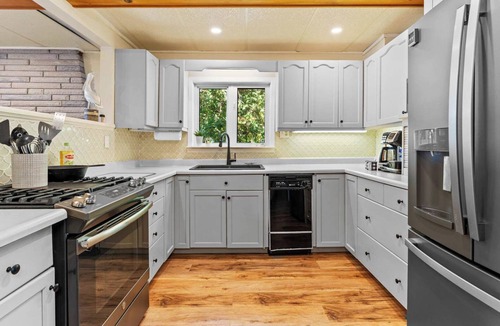 Dashwood Cottage | Lakeshore Sunsets - King Bed, Hot tub!