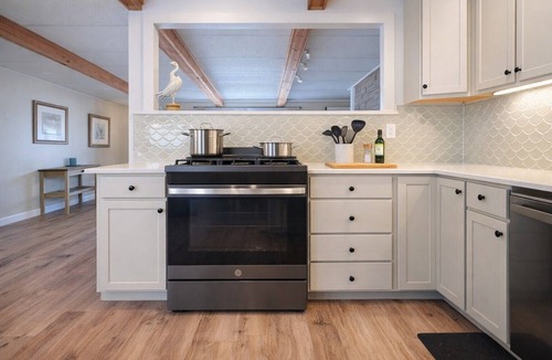 Dashwood Cottage | Lakeshore Sunsets - King Bed, Hot tub!