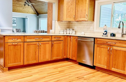 Livingston House | Lakeside, Dock, boat house Outdoor Seating, Fire Pit, WiFi, kayaks,