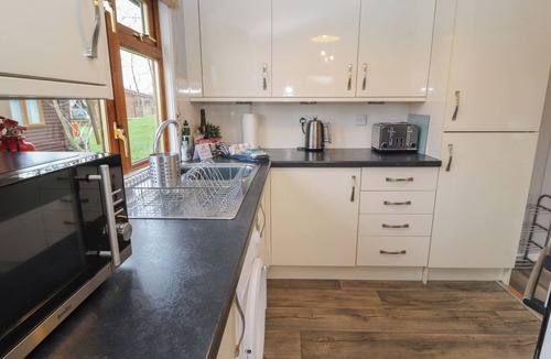 Warton Cottage | LAKESIDE 18, pet friendly, with a garden in Carnforth