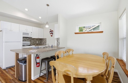 Town of Richmond Apartment | Lakeside 2 bdrm Apartment steps from lake. Private Beach and Park
