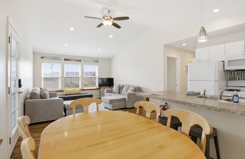 Town of Richmond Apartment | Lakeside 2 bdrm Apartment steps from lake. Private Beach and Park