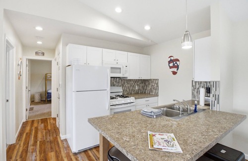 Town of Richmond Apartment | Lakeside 2 bdrm Apartment steps from lake. Private Beach and Park