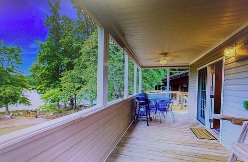 Delta House | Lakeside 2-bedroom house in adorable Delta with cool AC and charm